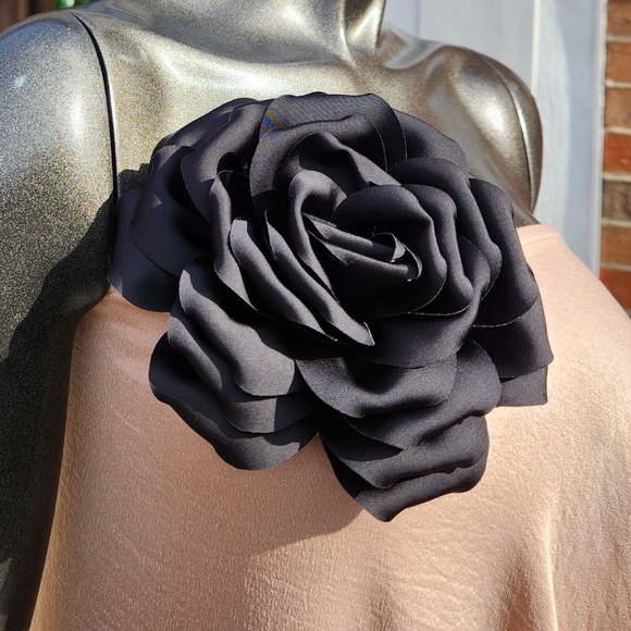 Bold Black Flower Brooch Pin Clip - Picture 14 of 16